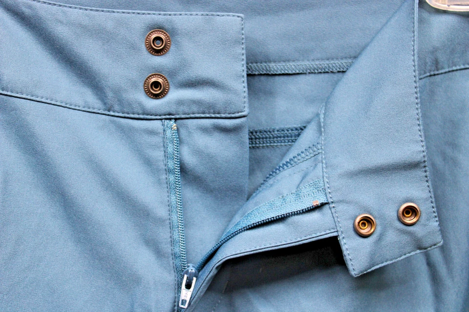 Bermuda de ciclismo feminina Pearl Izumi cintura elástica joggers preta ajuste solto médio - Imagem 4 de 4