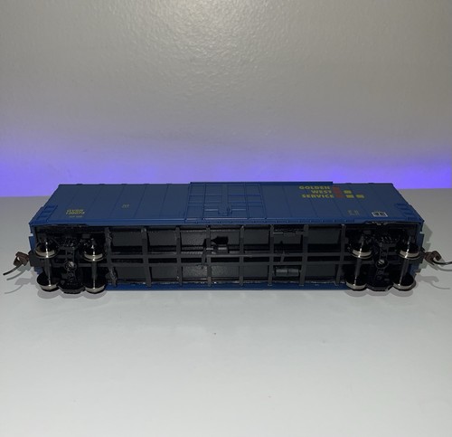 Roundhouse HO 50’ High Cube Boxcar — Golden West Service #136073 w/ metal wheels - Picture 4 of 4