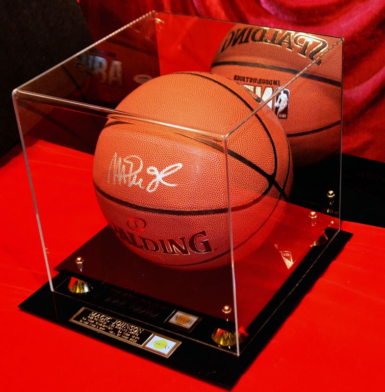 MAGIC JOHNSON Lakers Signed NBA BALL AUTOGRAPH, COA, PSA DNA, UACC, Display CASE