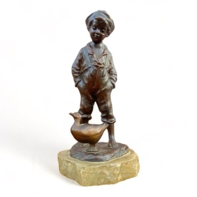 Bronze Figur Bronze Skulptur  Junge mit Ente Mann Ente signiert 17 cm auf Stein
