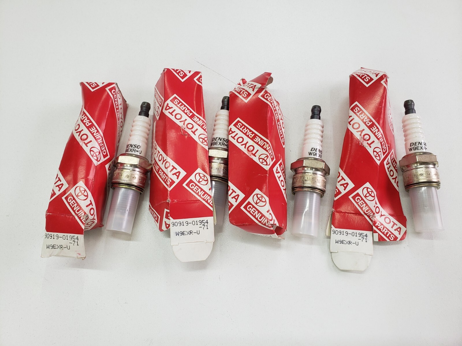 LOT of 4 UNUSED OEM Toyota Forklift 909190195471 W9EXRU Spark Plug