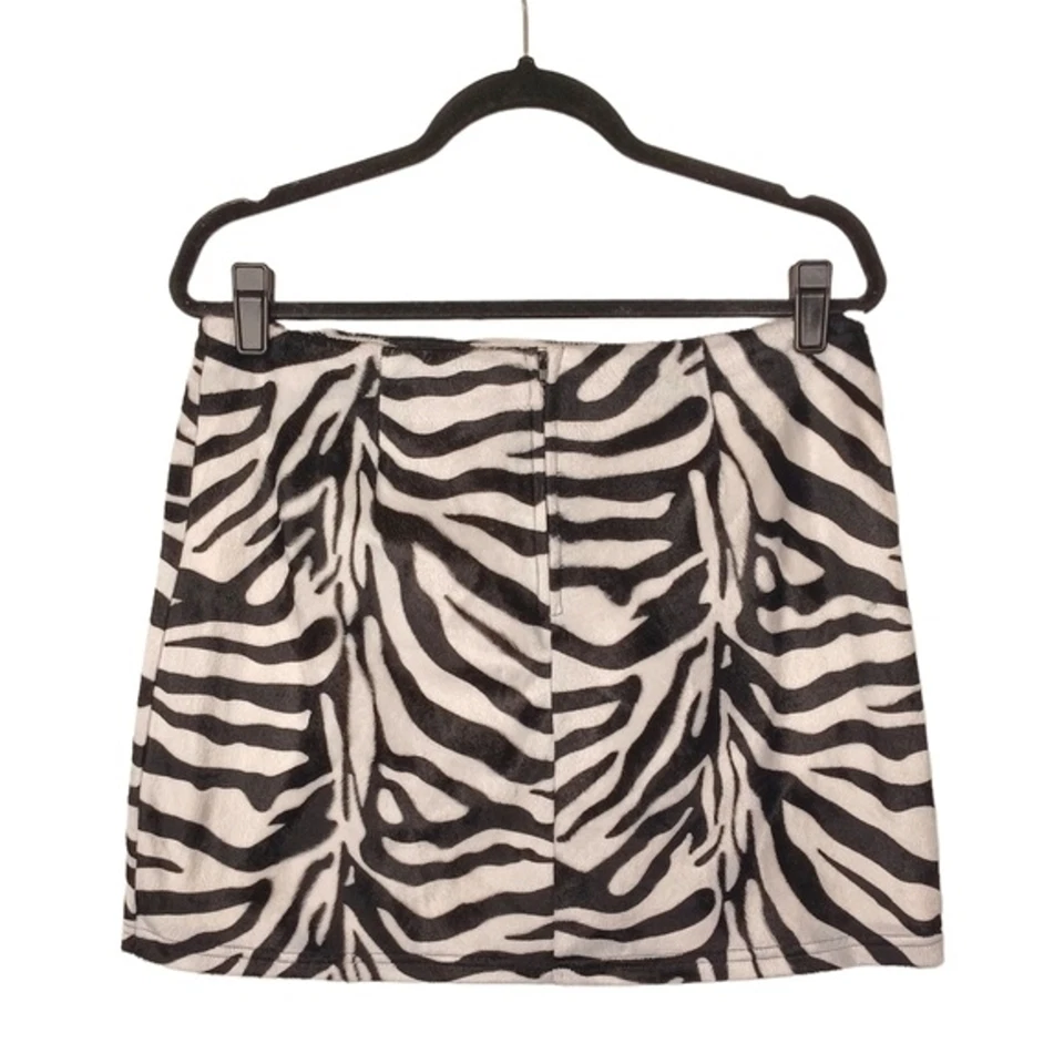 Mini-saia UO URBAN OUTFITTERS preta branca com estampa de animal zebra lã macia grande - Imagem 2 de 4
