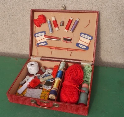 MALETTE COFFRET BOIS COUTURE FIL AIGUILLE TRICOTIN LAINE DE JOUET ANCIEN ENFANT - Photo 1/4