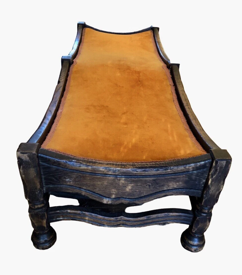 Antigua mesa de banco baja tapizada en madera dura tallada a mano con asiento de ventana de roble francés Foto 2 de 4