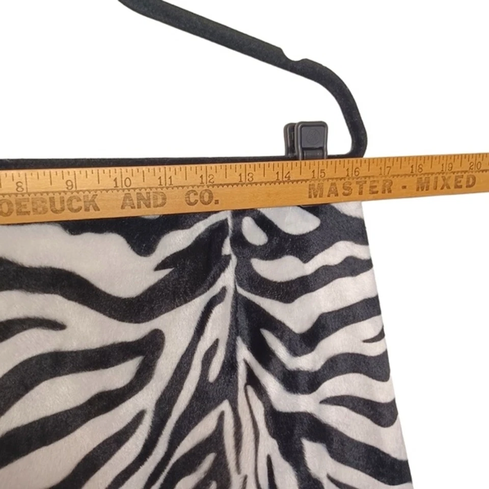 Mini-saia UO URBAN OUTFITTERS preta branca com estampa de animal zebra lã macia grande - Imagem 4 de 4