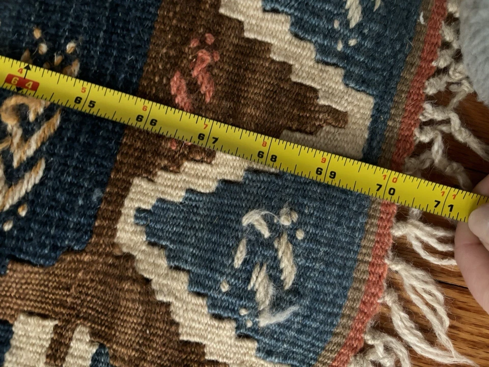 Tapete de corredor estilo Southwestern Kilim vintage 70” x 22” - Imagem 4 de 4