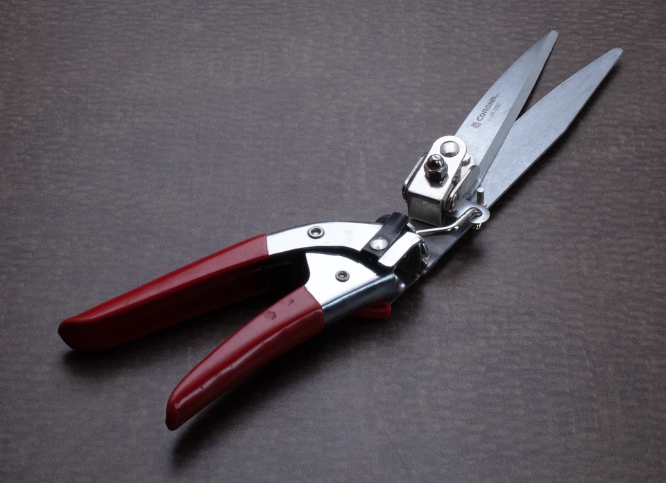 Corona - Tijeras de césped giratorias con mango rojo de fácil agarre - Modelo # GS3750 Foto 2 de 3