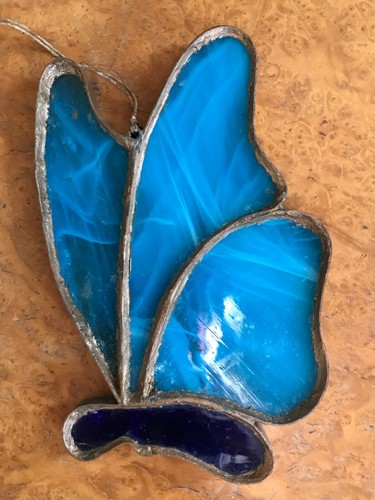 VINTAGE WHISPY TURQUOISE BLUE STAINED GLASS BUTTERFLY SUN CATCHER - Picture 2 of 12