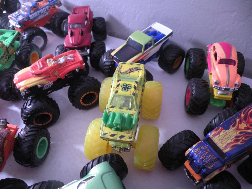 32 Monster Jam Trucks 1:64 Bigfoot Max D SpongeBob Grave Digger El Torro +++A - Image 3 of 4