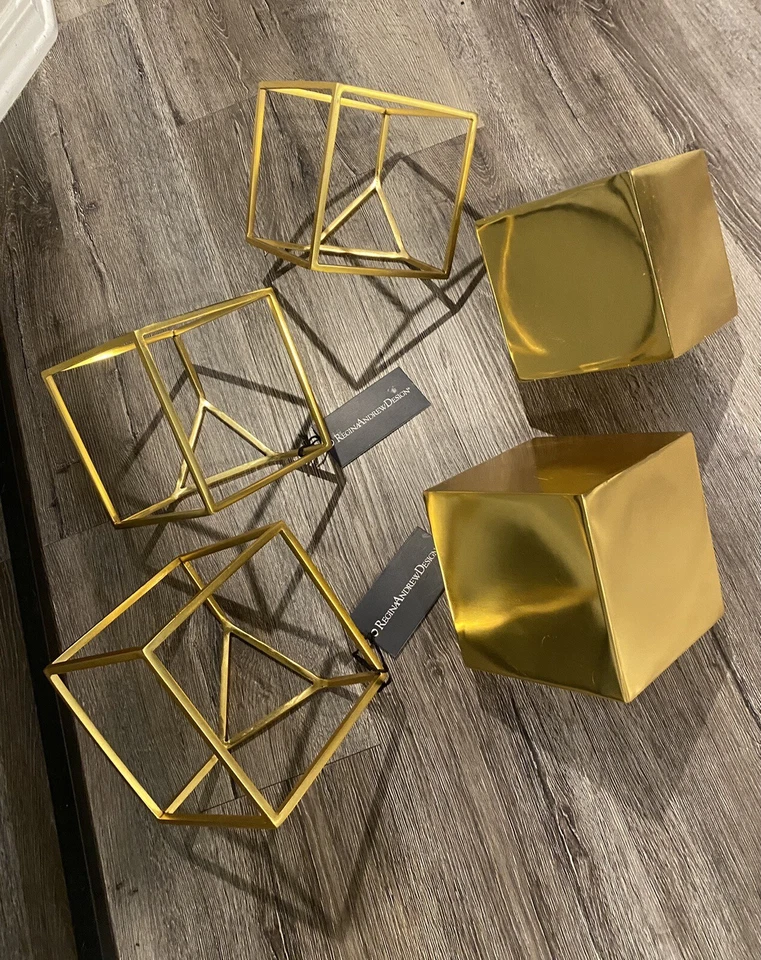 Regina Andrew Diseño Moderno y Decoración - Escultura Geométrica de Metal con Acabado Dorado Foto 2 de 4