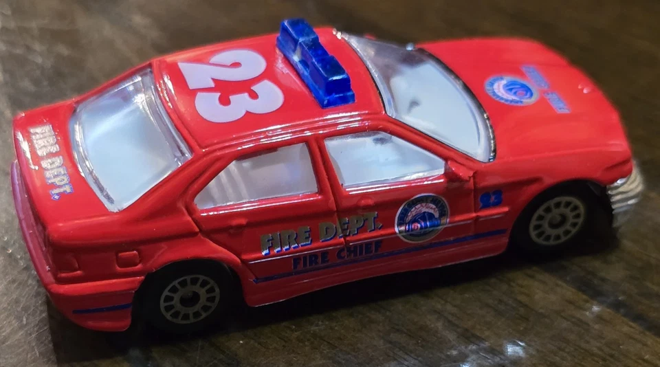 3 дюйма Realtoy 1:64 аварийная служба пожарная служба Красный автомобиль BMW Fire Chief Car No23 - Изображение 4 из 4