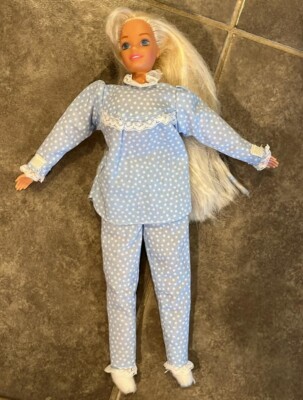Vintage 1994 Slumber Party barbie doll in sleeping barbie in blue