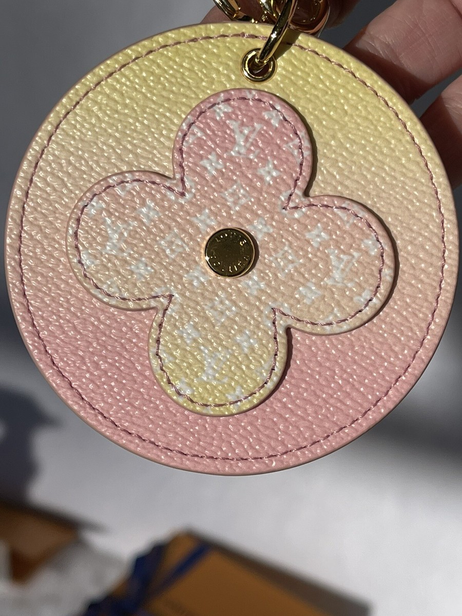 Louis Vuitton チャーム ゴールド ピンク イエロー Louis Vuitton By The Pool Pink Yellow Giant Monogram Purse
