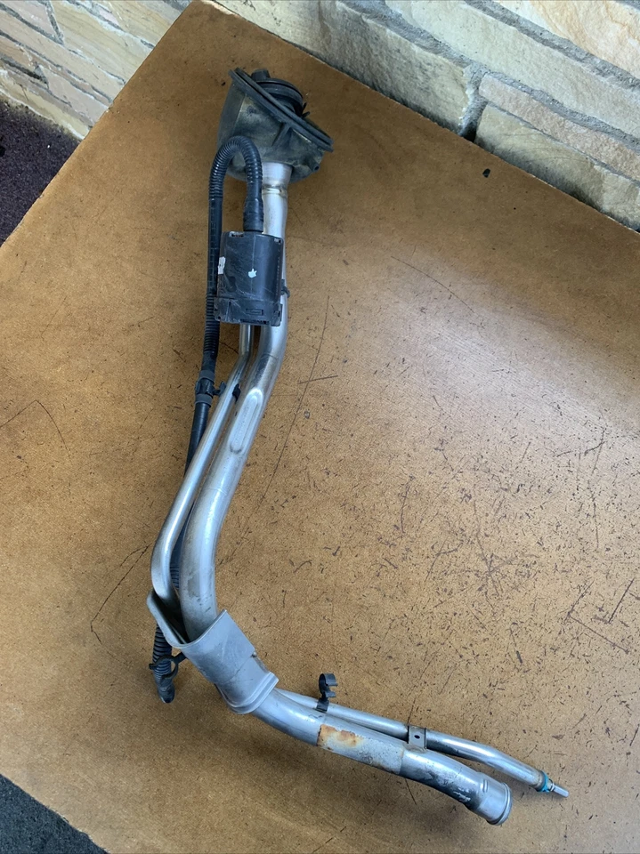 Tubo de cuello de llenado de tanque de gasolina Volvo C30 2008-2013 30647899 OEM Foto 3 de 4