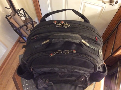 Swiss Gear Backpack Wenger Synergy Computer Shock Absorb Carry Straps Black Gray - Picture 6 of 10