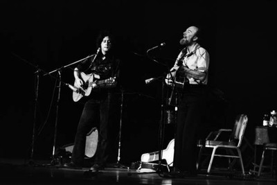 Singer Arlo Guthrie folk singer activist Pete Seeger share a stage- Old Photo 2
