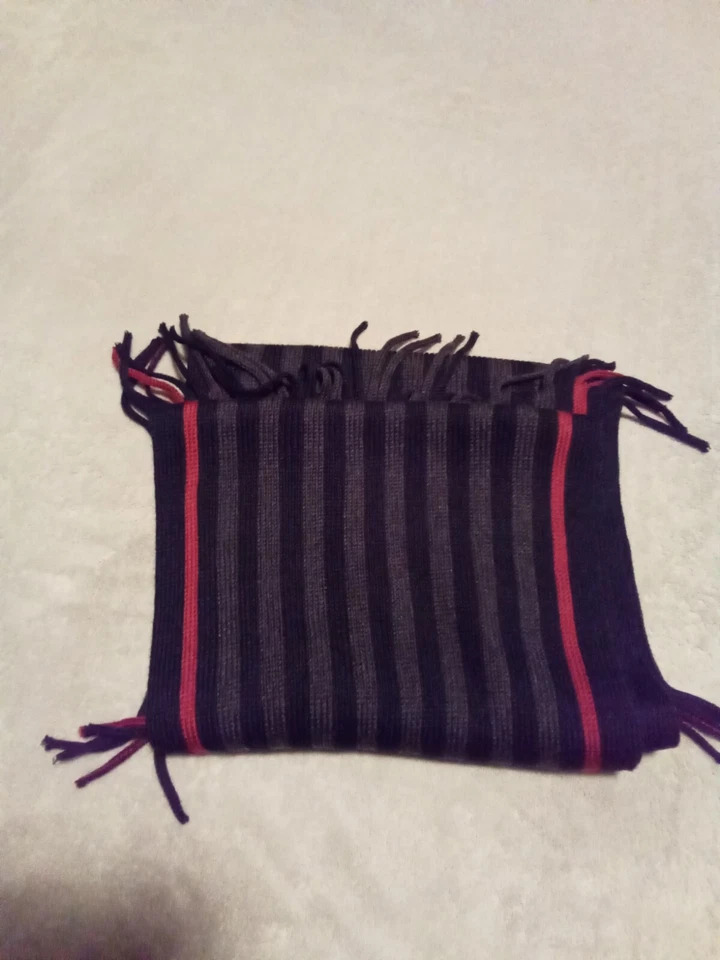 Apt. Bufanda 9 Talla Única 100% Acrílico Rojo Gris Negro Foto 4 de 4