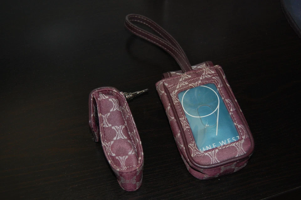 Muñequera Nine West Pouch con estuche de lápiz labial cosmético con espejo usada Foto 2 de 4