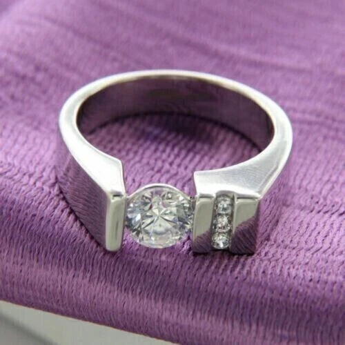 Anillo de boda de diamantes de corte redondo de 2 quilates para hombre enchapado en oro blanco de 14 quilates Foto 2 de 4