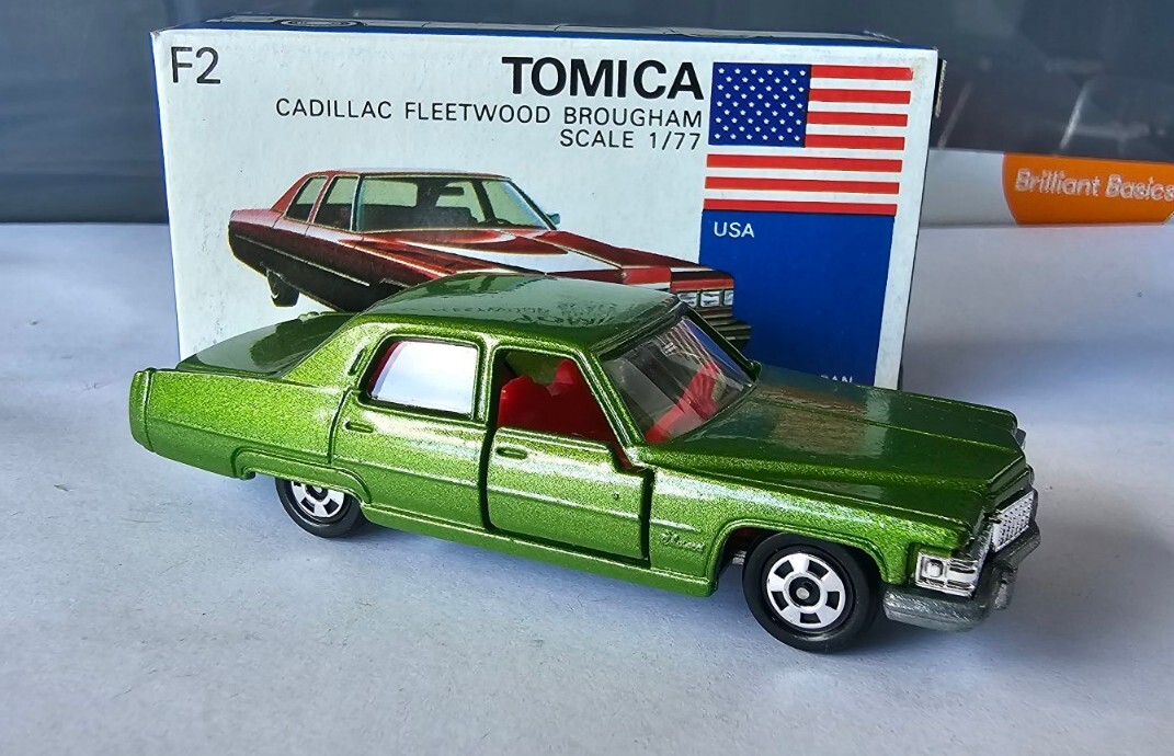 トミカ外国車シリーズ　Cadillac Fleetwood Brougham TOMICA CADILLAC FLEETWOOD BROUGHAM BLUE BOX FOREIGN SERIES