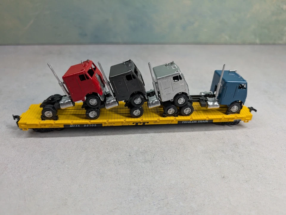 USED Roundhouse HO Scale 60' Flat Car Trailer Train MTTX #98105 w/ Trucks READ - Image 2 of 4