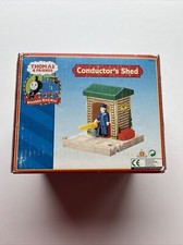 HTF NIB MINT THOMAS WOODEN RAILWAY 2001 CONDUCTOR SHED LC99342 NEW