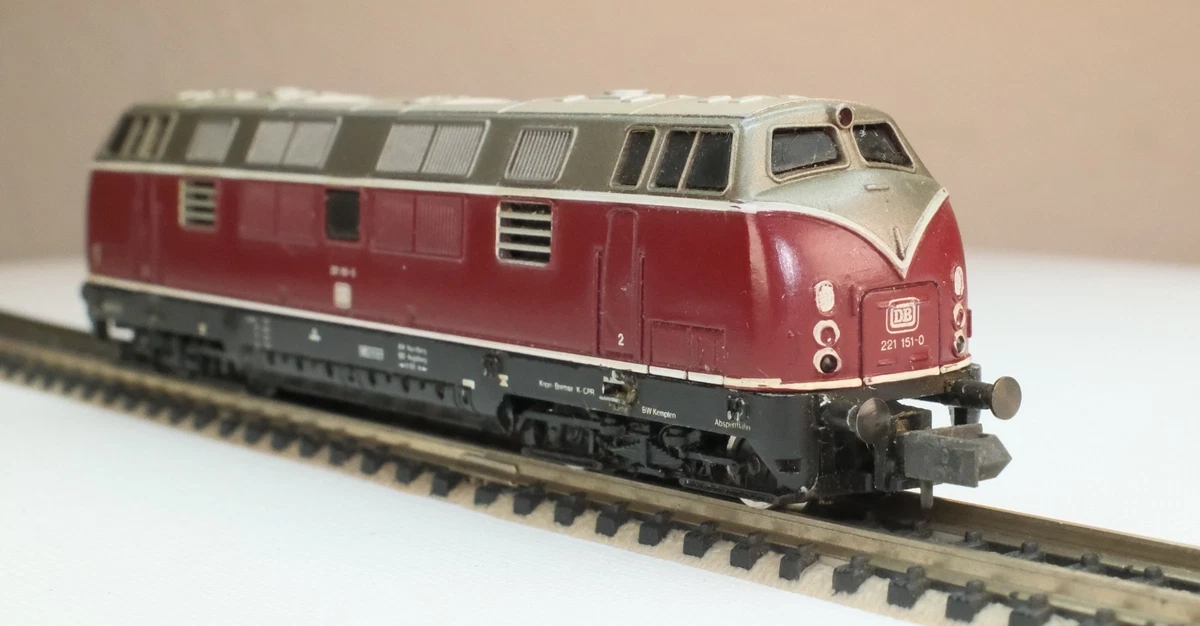 Spur N Arnold 2023 Diesellok BR221 151-0 DB 4-achsig altrot/Dach silbergrau