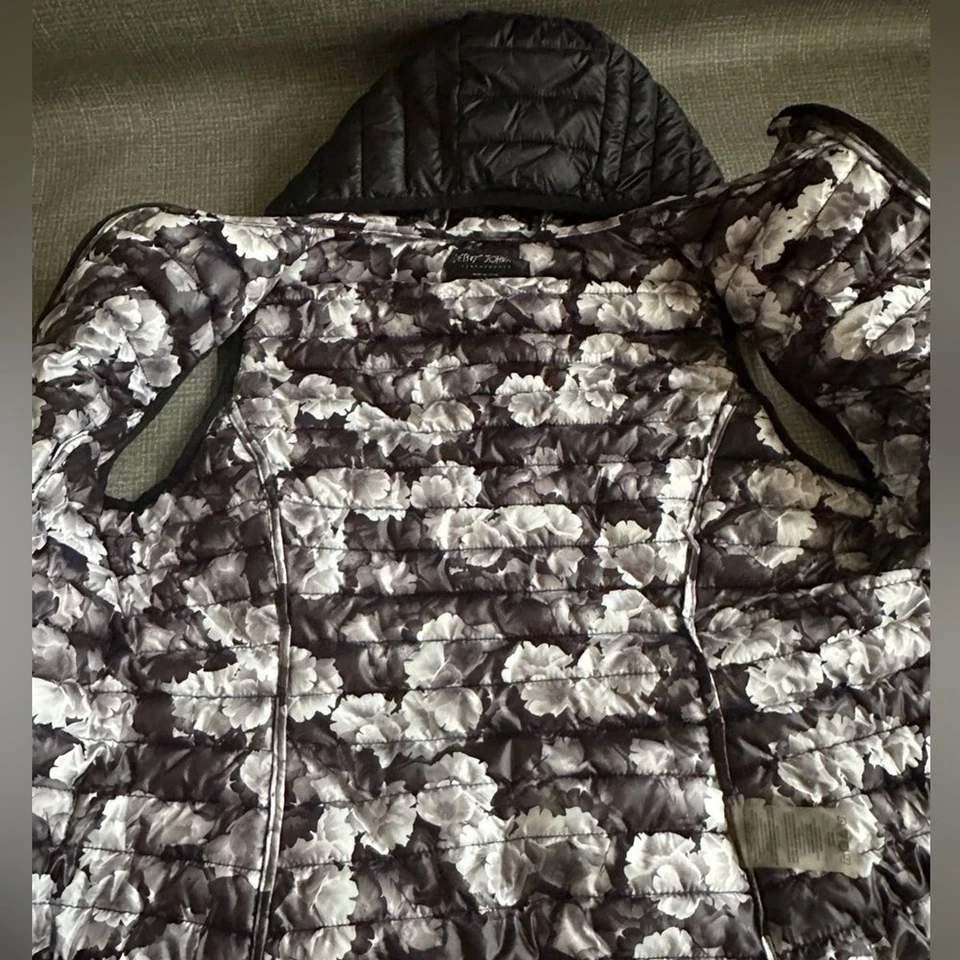 Betsey Johnson Performance Black Puffer Vest size Small - Image 4 of 4