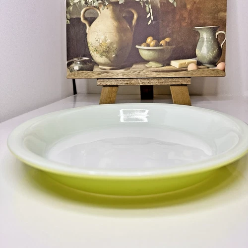 Vintage Pyrex Lime Green 9″ Pie Plate #909 – Glossy Finish, Excellent! 🍋