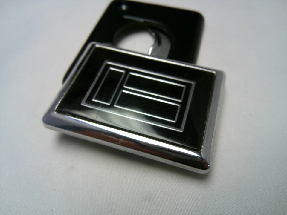 GM OEM NOS 1986 -1989 Oldsmobile Toronado  trunk keyhole lock cover emblem Foto 3 de 4