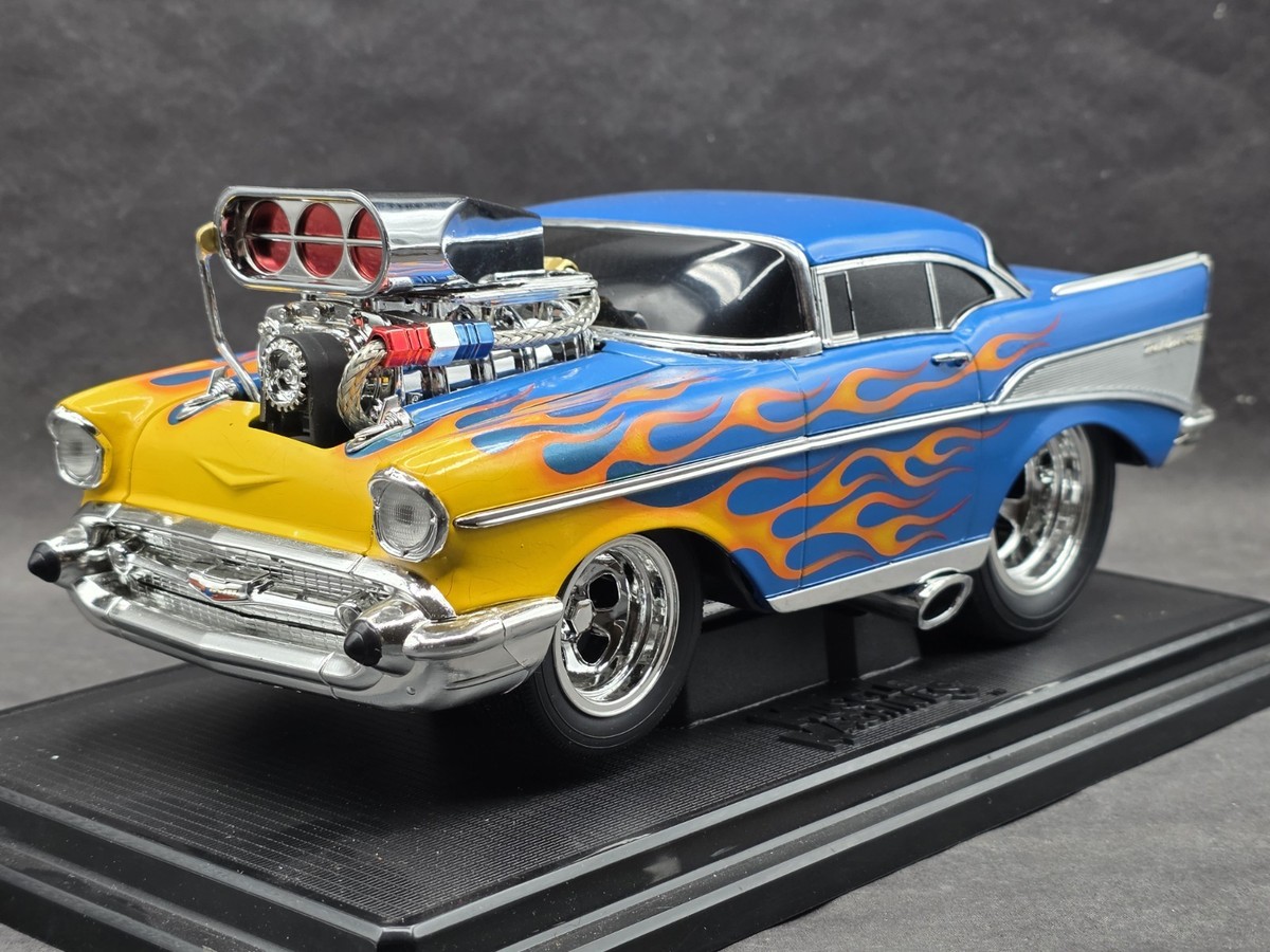 muscle machine ミニカー　Chevrolet アメ車 Muscle Machines 1957 Chevy Bel Air Blue w/Flames 1:18 Scale
