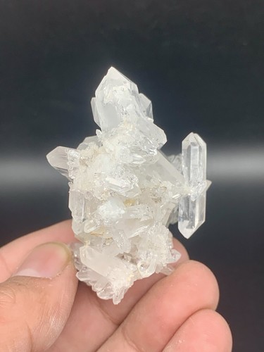 398 Carats Clear Quartz Cluster Specimen. - Picture 3 of 17