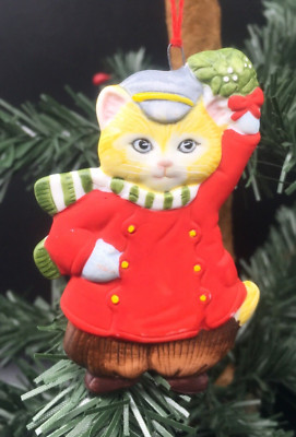 Christmas Schmid Kitty Cucumber cat & mistletoe 1985 collectable ornament 3 X 2 