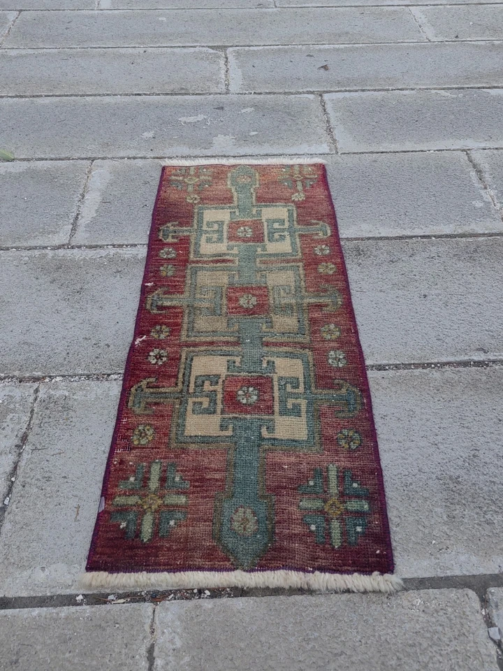 Alfombra pequeña turca vintage 2,9 x 1,2 pies | Alfombra tejida a mano de Anatolia, roja verde Foto 3 de 4