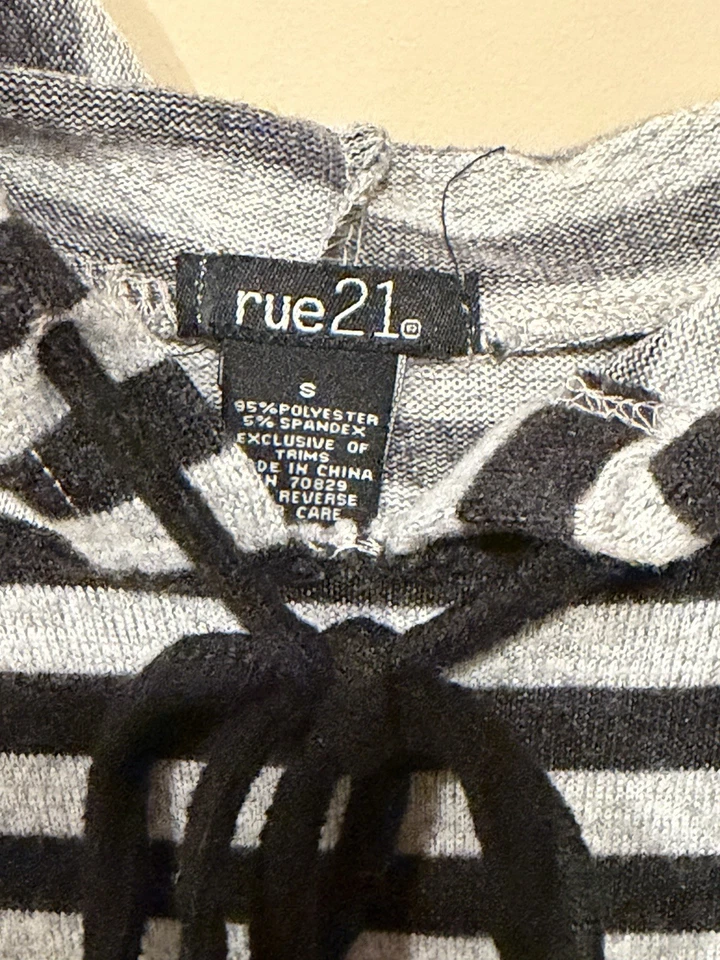 Rue21 Vestido Sudadera con Capucha Manga Larga Rayas Blanco y Negro. Pre-amado talla pequeño Foto 2 de 3