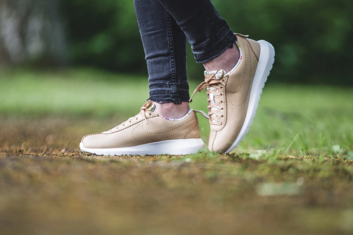 Tan roshes cheap nike