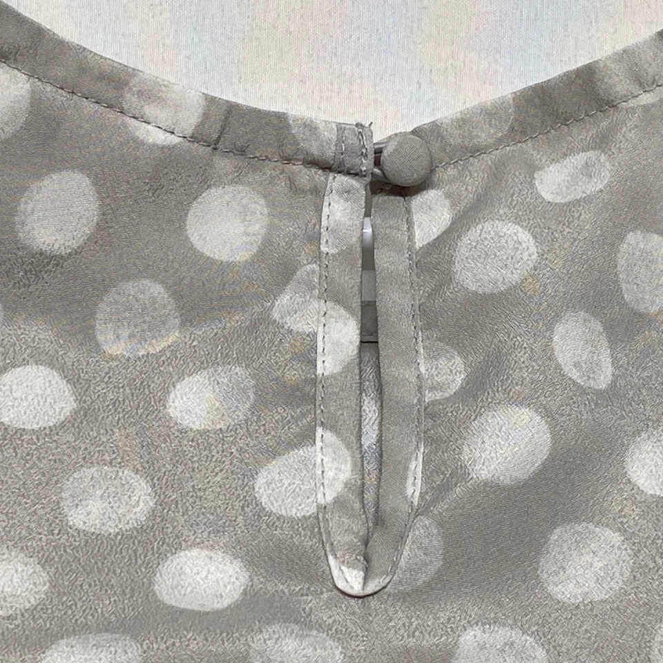 Blusa sin mangas Merona Career para mujer grande gris blanca a lunares usada en excelente estado Foto 3 de 4