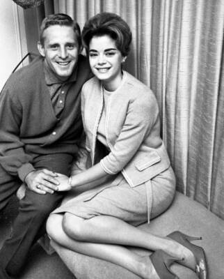 Tommy McDonald star pass catcher Philadelphia Eagles poses wife- 1962 Old Photo