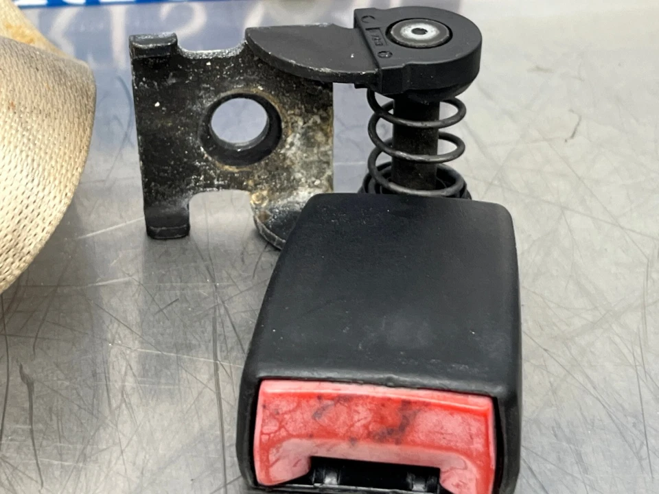 BMW 650i 2007 cinturón de seguridad trasero y hebilla pasajero derecho - convertible - 151 k Foto 2 de 4