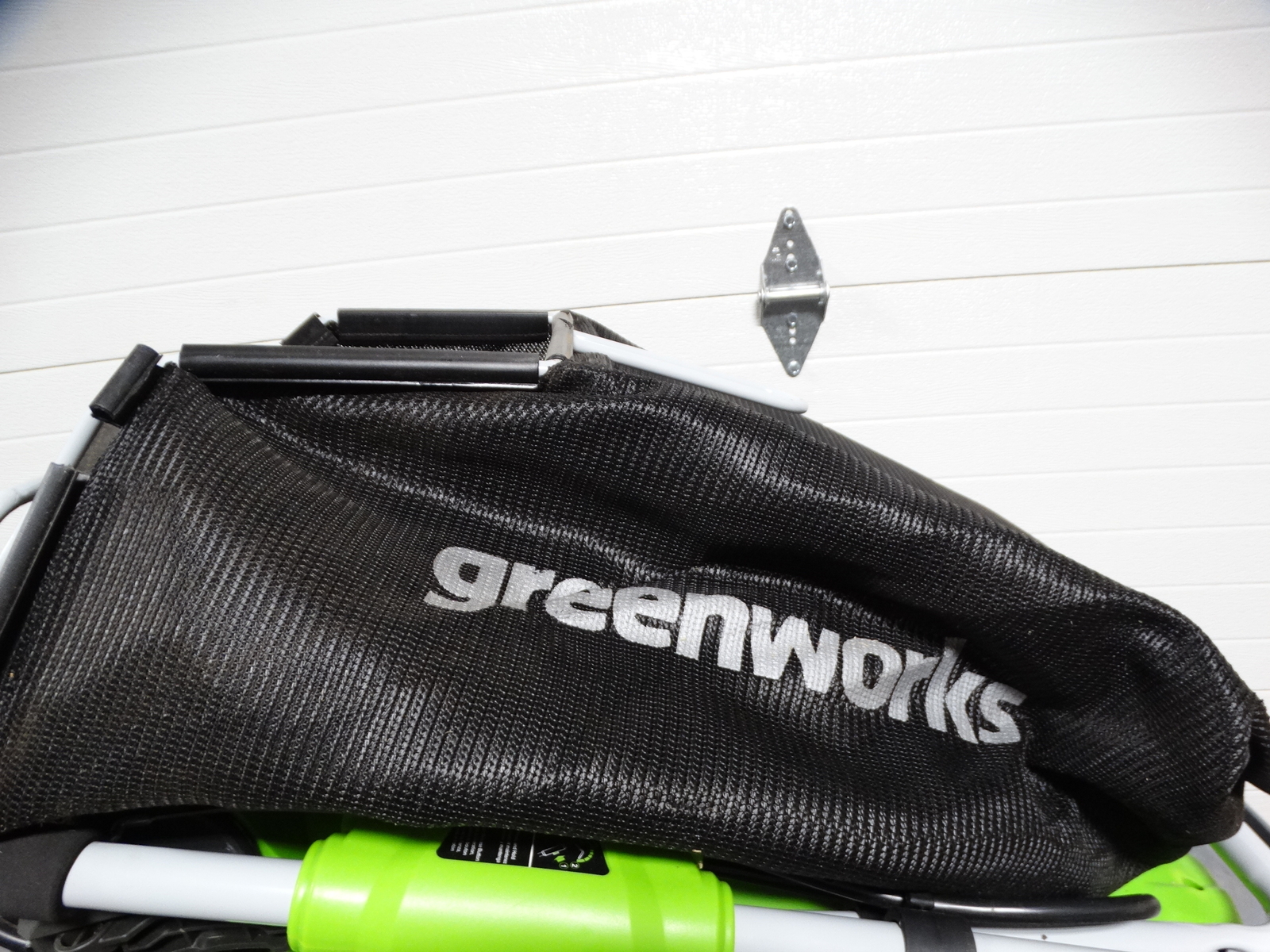 GreenWorks 40Volt 16inch Battery Lawn Mower 25322 + Grass Catcher