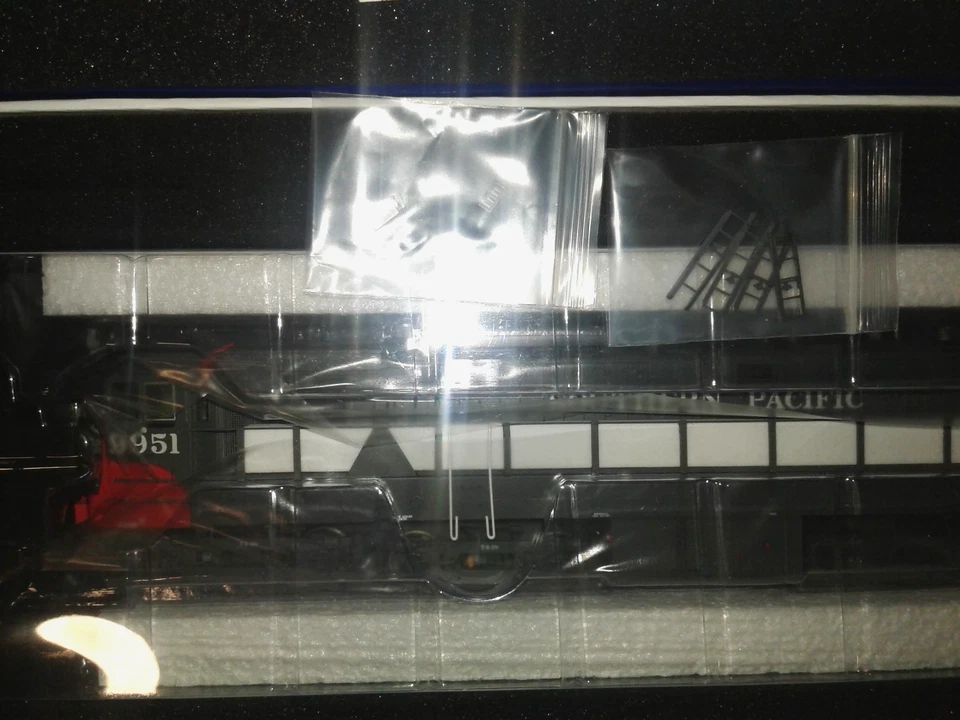 HO SCALE ATHEARN GENESIS GE U50 SOUTHERN PACIFIC SP #9951 G41079 - Image 2 of 4