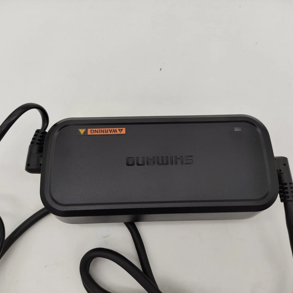 Зарядное устройство для аккумулятора электровелосипеда Shimano Steps EC-E8004 с кабелем питания переменного тока (черное) - Изображение 3 из 4
