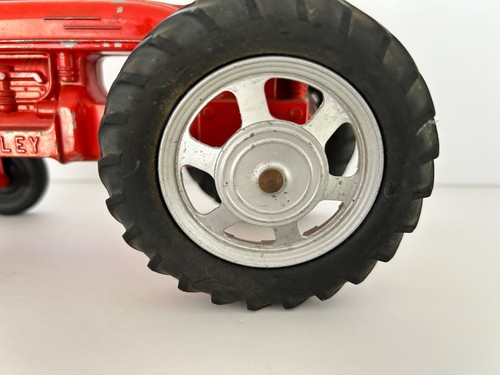 Vintage Hubley 1/16 IH Farmall H M Tractor Toy Model Die Cast USA Farm - Picture 6 of 12