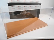 TECLC18001C Luxcase teca in plexiglass con base beige per modelli in scala 1/18