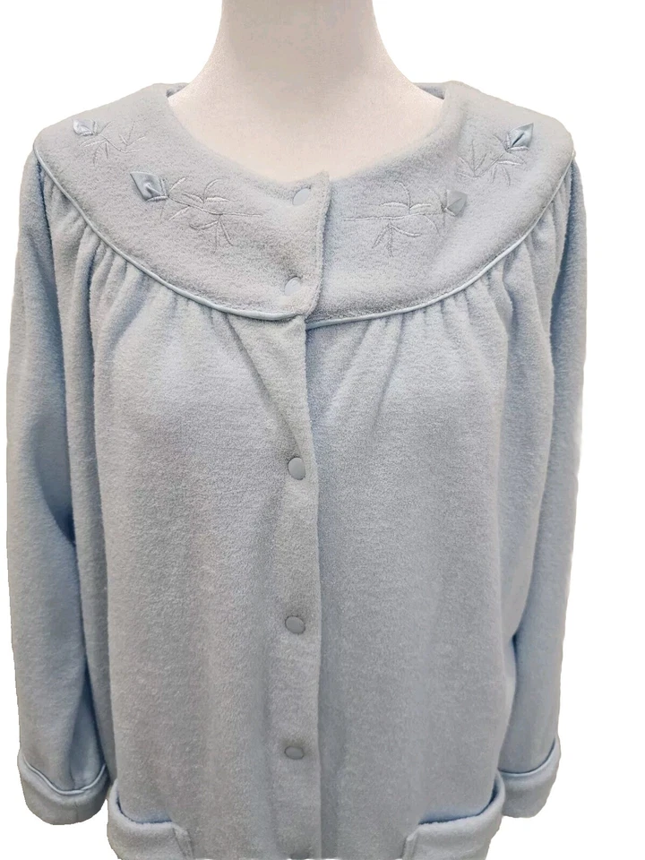 Bata Cabernet para mujer azul susurro con bolsillos abotonados talla M Foto 2 de 4