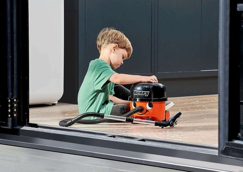 Henry Spielzeug-Staubsauger für Kinder mit Saugfunktion rot Casdon Gerät - Bild 7 von 8