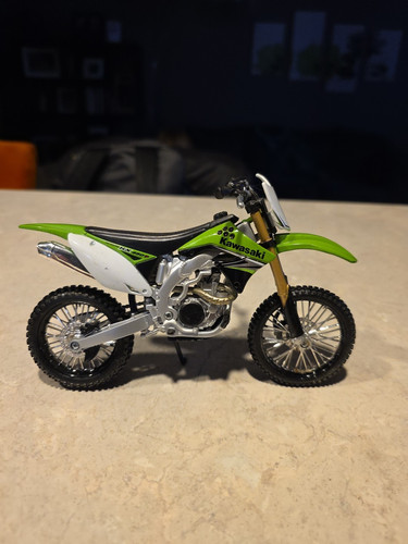 Kawasaki Dirt Bike Motorrad Maßstab 1:12 - Bild 1 von 3