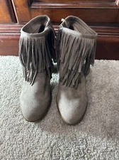 NOT RATED WOMEN'S TAUPE SIDE ZIP HEELED FRINGE ANKLE BOOTS SIZE 7 M