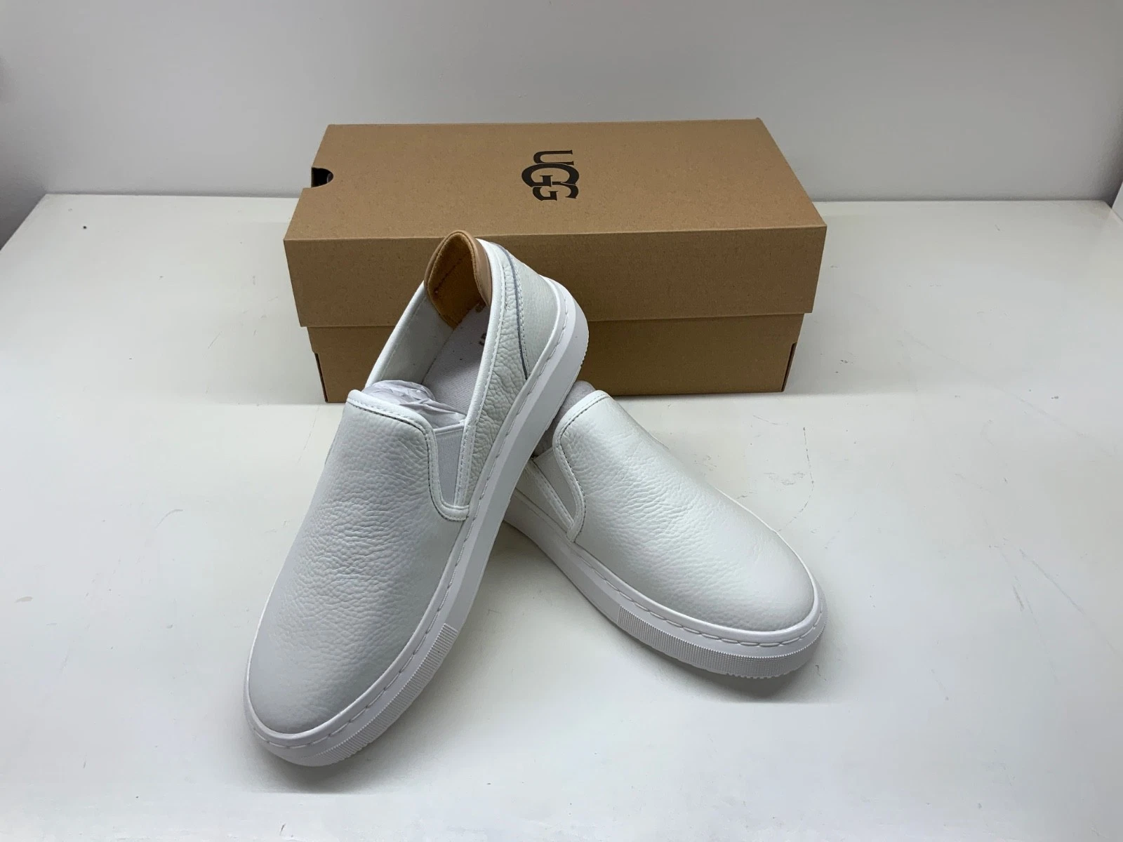 Scarpa casual UGG donna Alameda slip on pelle bianca taglia 6 nuova con scatola