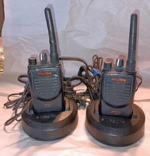 Pair Motorola Mag One BPR40 UHF Radios AAH84RCS8AA1AN w/batteries & chargers